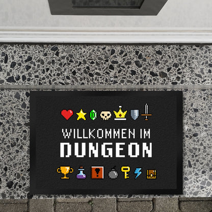 Willkommen im Dungeon Fußmatte XL in 40x60 cm für Gamer mit bunten Pixel-Items