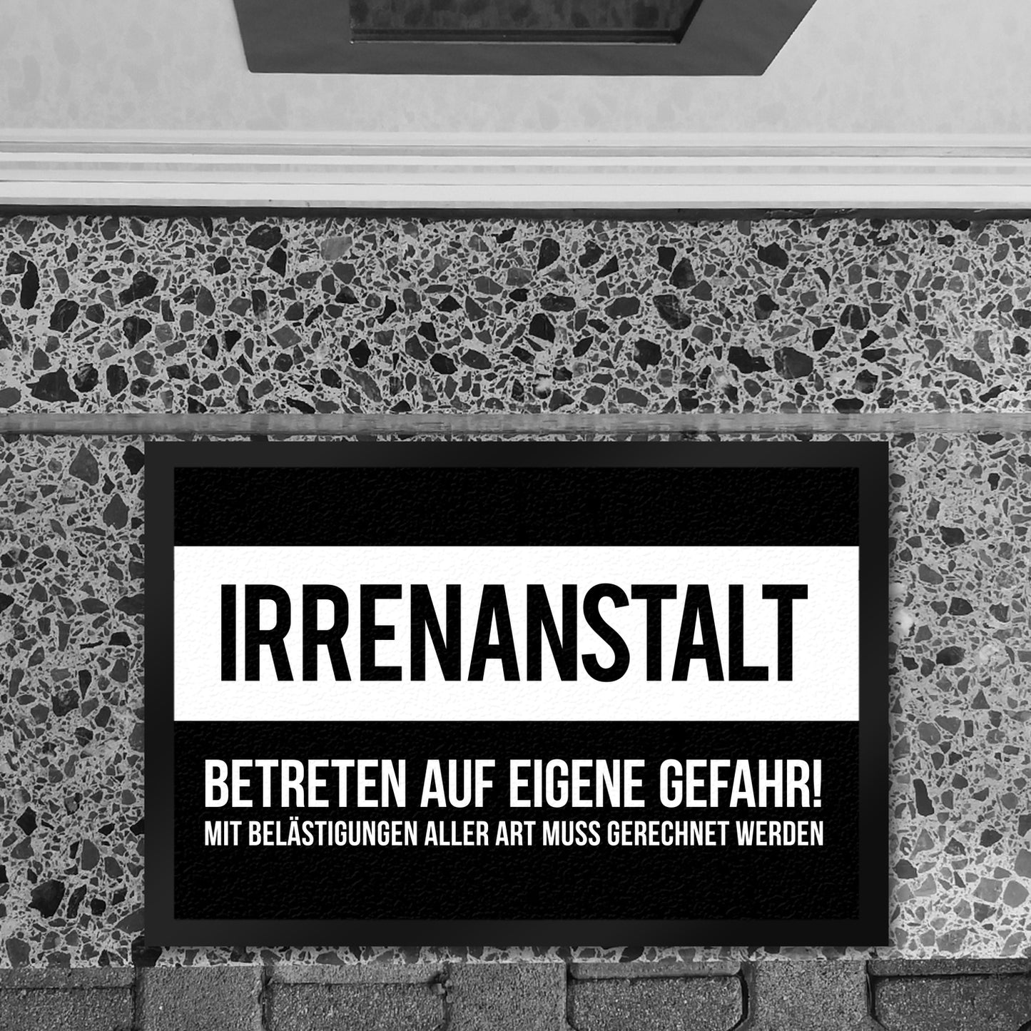 Irrenanstalt. Betreten auf eigene Gefahr! Fußmatte XL mit Motiv