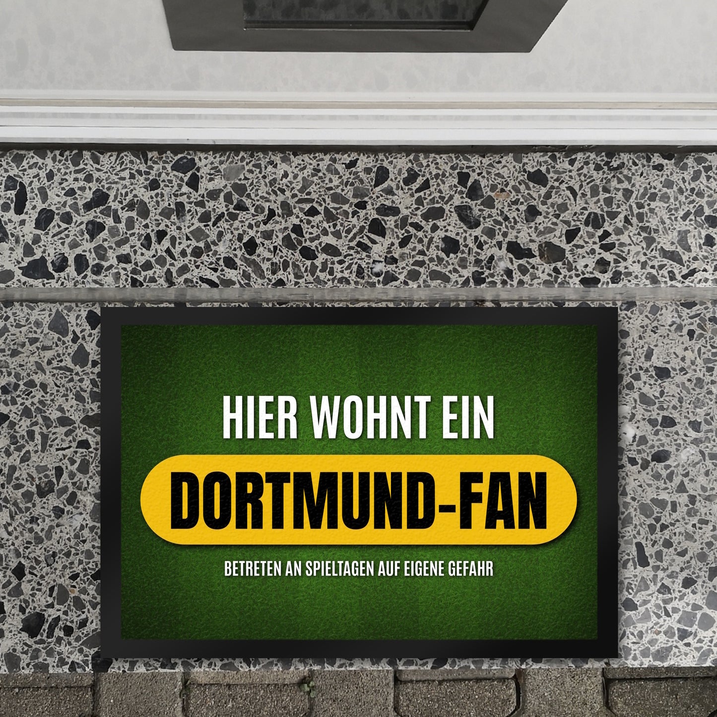 Hier wohnt ein Dortmund-Fan Fußmatte XL mit Rasen Motiv