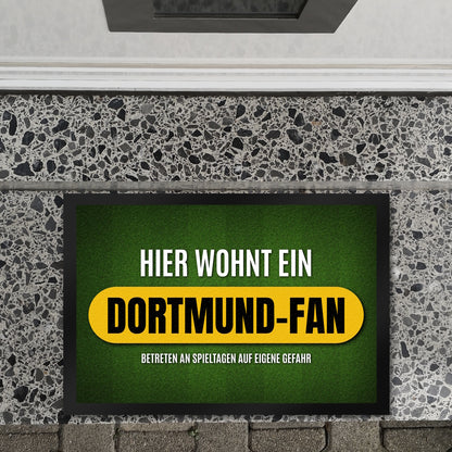 Hier wohnt ein Dortmund-Fan Fußmatte XL mit Rasen Motiv