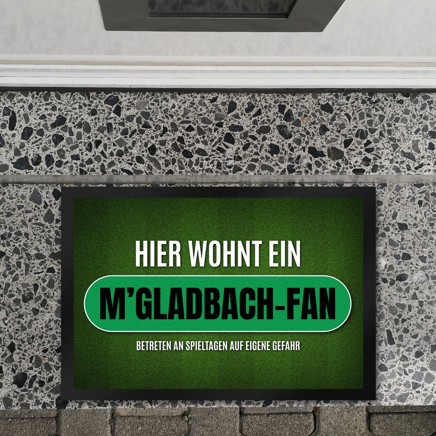 Hier wohnt ein M'Gladbach-Fan Fußmatte XL mit Rasen Motiv