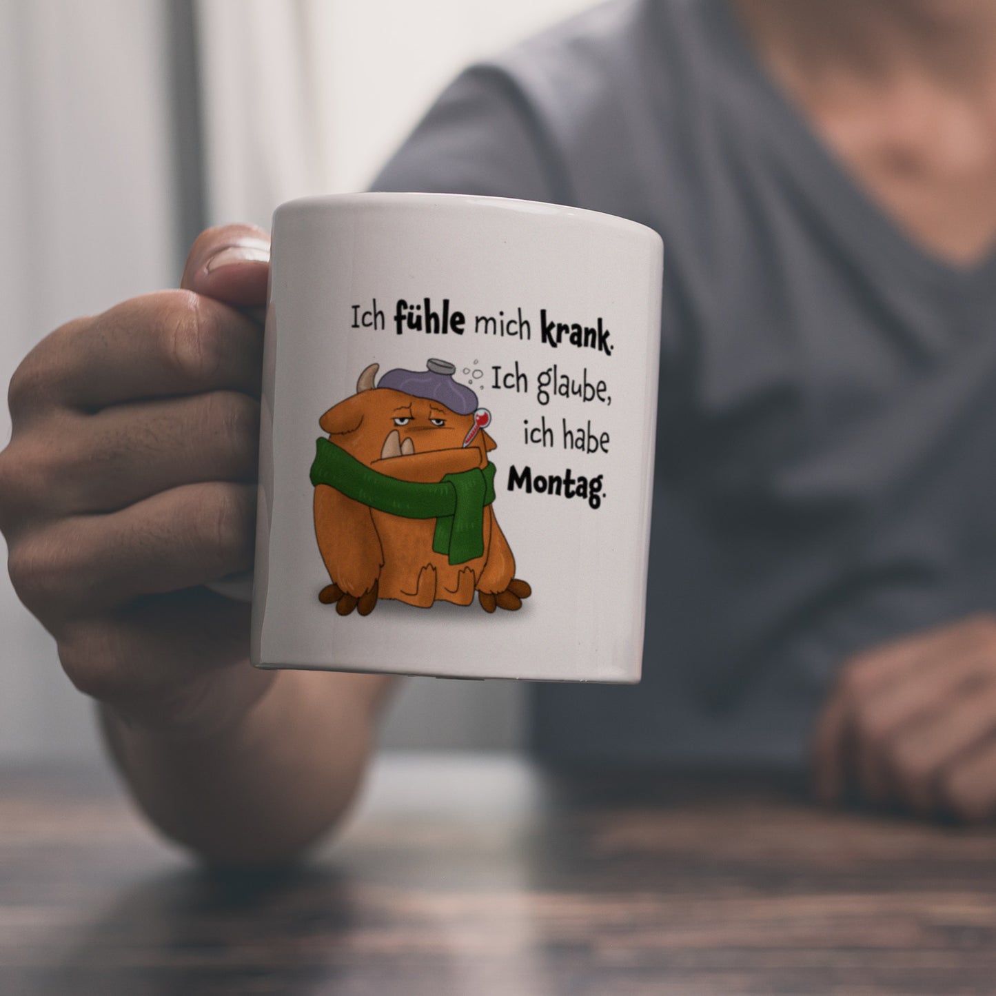 Freches Monster in orange Kaffeebecher mit lustigem Spruch