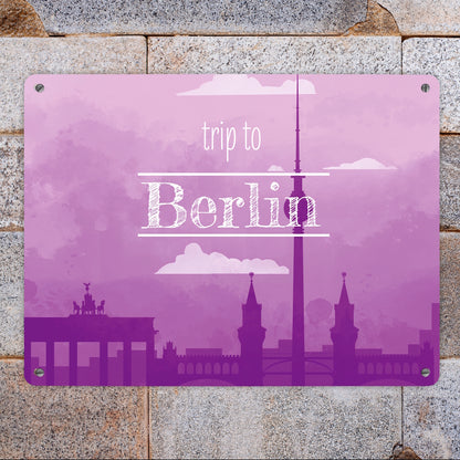 Metallschild XL in 21x28 cm für Fans von Städtetrips mit der Silhouette von Berlin in lila