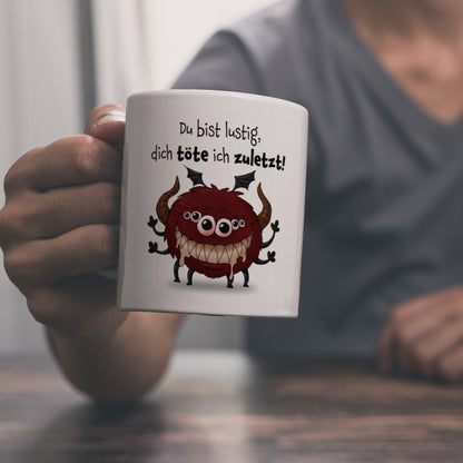 Freches Monster in dunkelrot Kaffeebecher mit lustigem Spruch