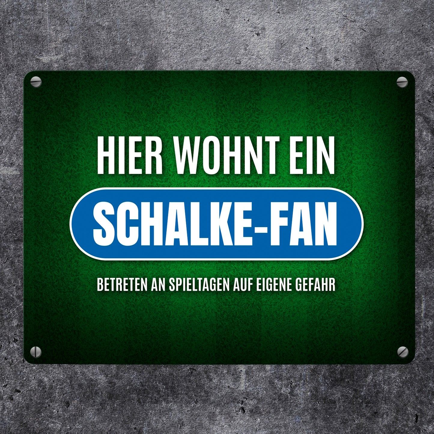 Hier wohnt ein Schalke-Fan Metallschild mit Rasen Motiv