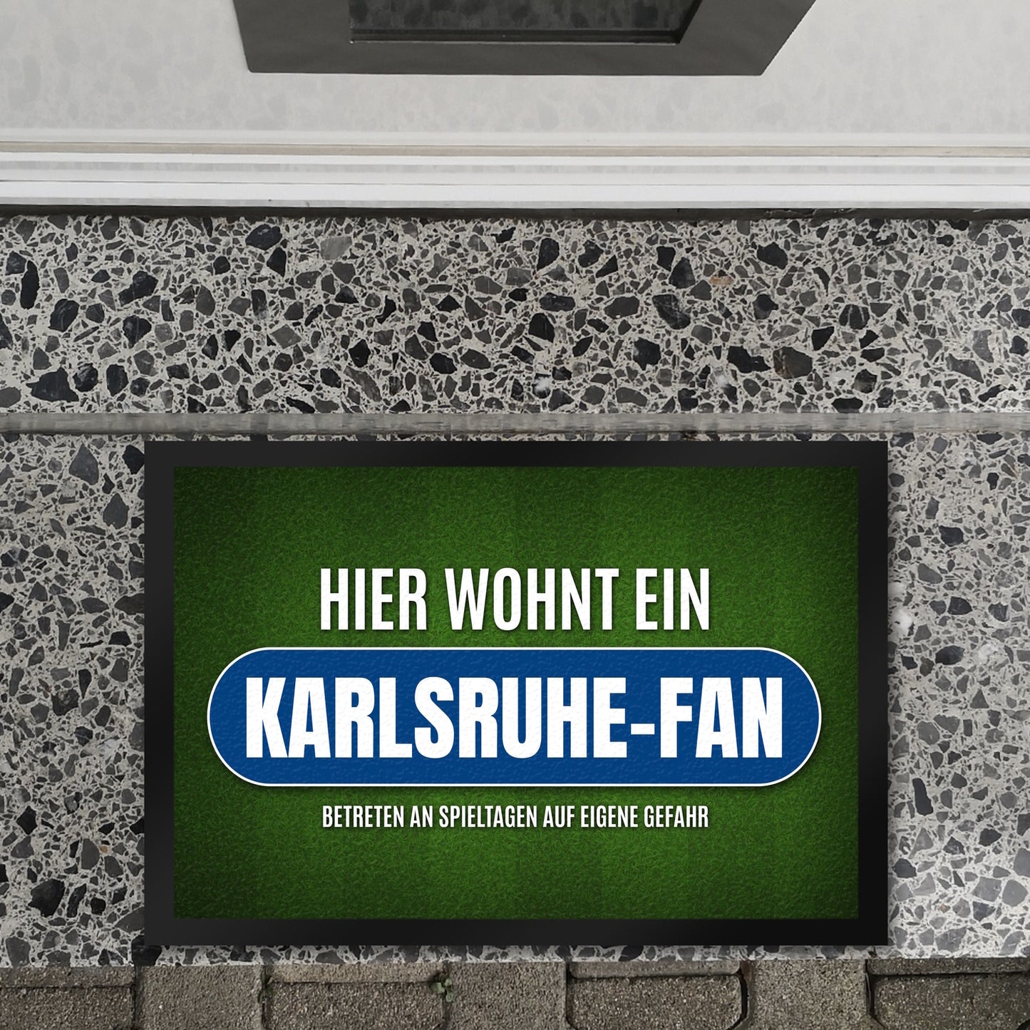 Hier wohnt ein Karlsruhe-Fan Fußmatte XL mit Rasen Motiv