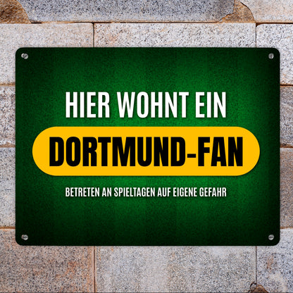 Metallschild XL mit Spruch: Hier wohnt ein Dortmund-Fan