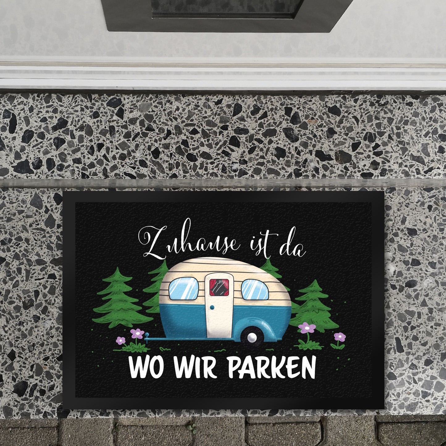 Zuhause ist da, wo wir parken schwarze Fußmatte XL in 40x60 cm mit Camper-Motiv