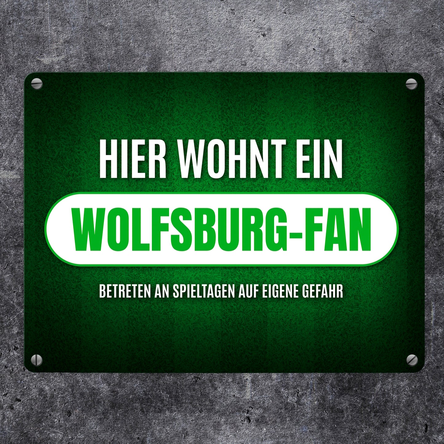 Hier wohnt ein Wolfsburg-Fan Metallschild mit Rasen Motiv