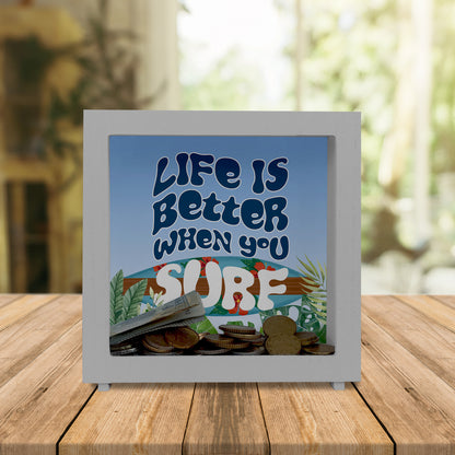 Rahmen Spardose aus Holz mit schönem Surfbrett Motiv und Spruch - Life is better when you surf