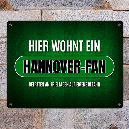 Hier wohnt ein Hannover-Fan Metallschild XL mit Rasen Motiv