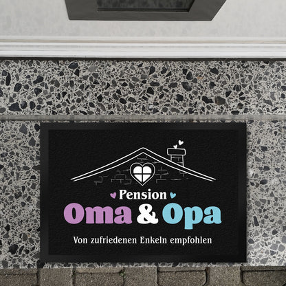 Pension Oma & Opa Fußmatte XL in 40x60 cm mit Spruch Von zufriedenen Enkeln empfohlen