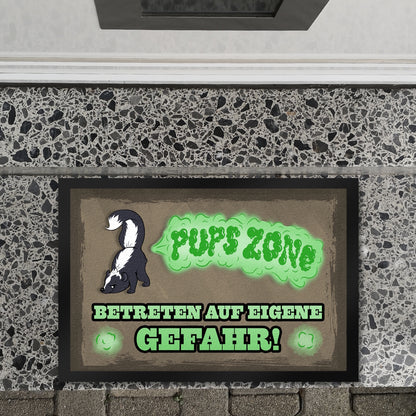 Pups Zone Betreten auf eigene Gefahr Fußmatte XL mit süßem Comic-Stinktier