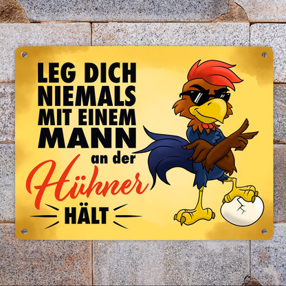 Leg dich niemals mit einem Mann an der Hühner hält - Metallschild XL mit lässigem Cartoon-Hahn