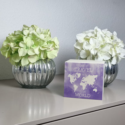 Spardose aus Holz mit Weltkarten Motiv und Text - let's travel the world in Lila