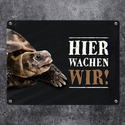 Metallschild mit Schildkröte Motiv und Spruch: Hier wachen wir!