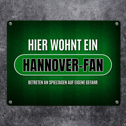 Hier wohnt ein Hannover-Fan Metallschild mit Rasen Motiv