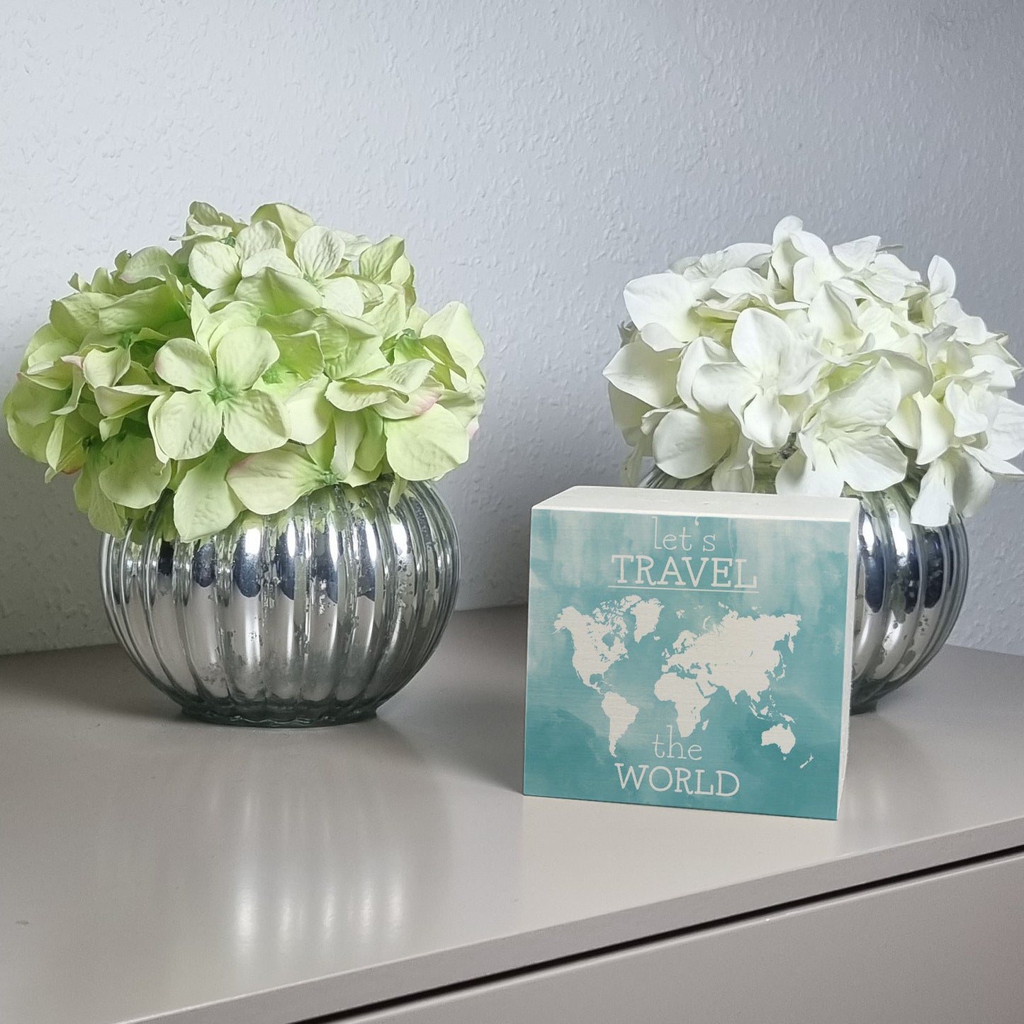 Spardose aus Holz mit Weltkarten Motiv und Text - let's travel the world in Blau