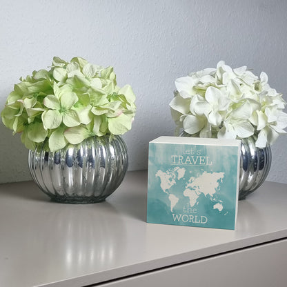 Spardose aus Holz mit Weltkarten Motiv und Text - let's travel the world in Blau