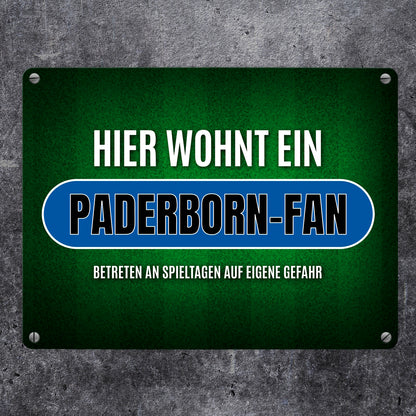 Hier wohnt ein Paderborn-Fan Metallschild mit Rasen Motiv