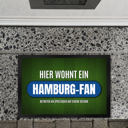 Hier wohnt ein Hamburg-Fan Fußmatte XL mit Rasen Motiv