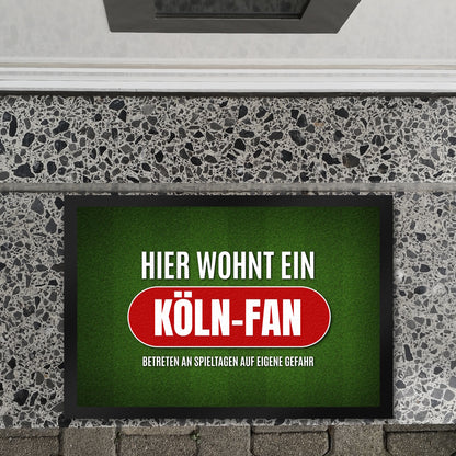 Hier wohnt ein Köln-Fan Fußmatte XL mit Rasen Motiv