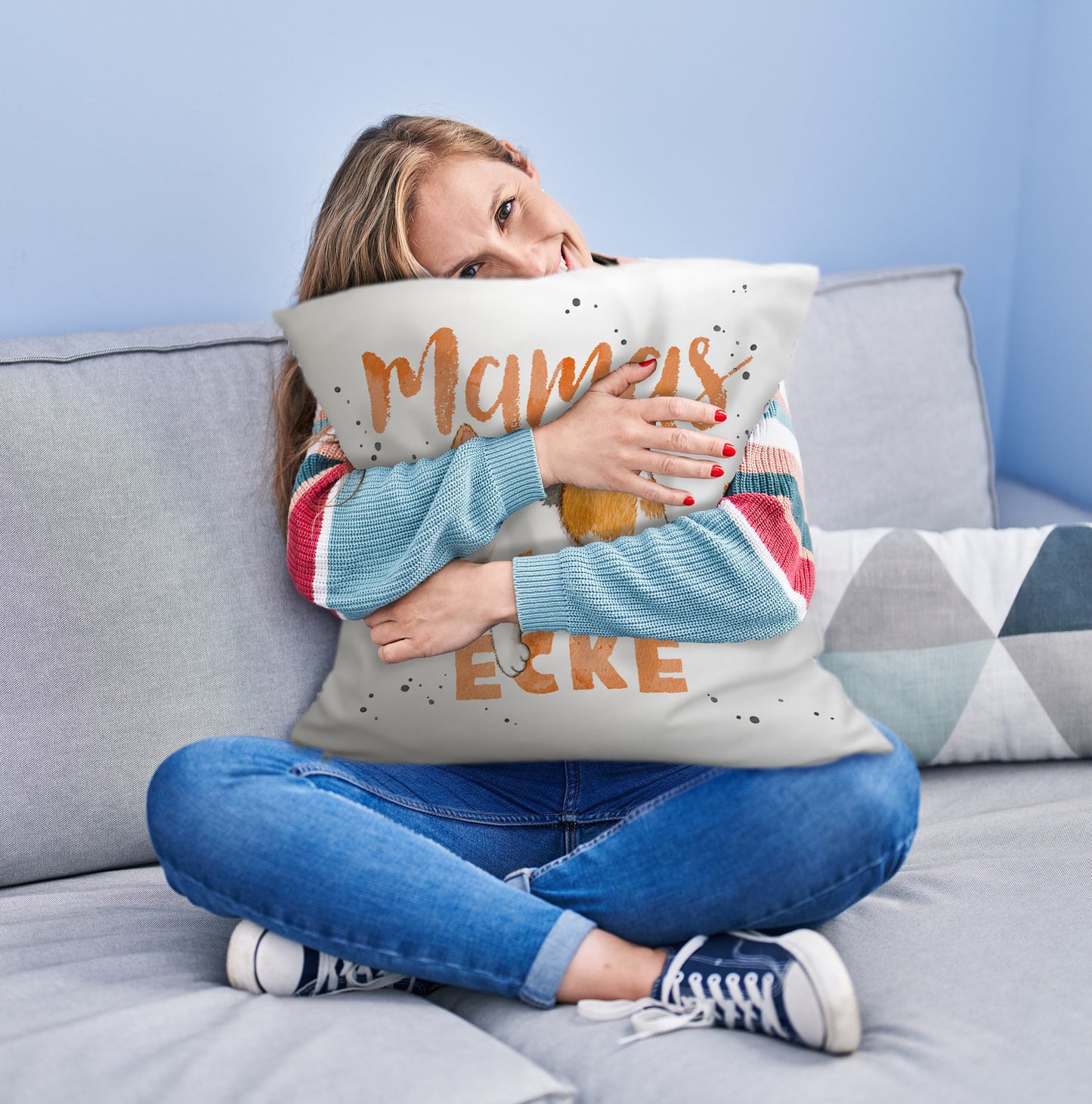 Orange Katze Kuschelkissen mit Spruch Mamas Schnarchecke