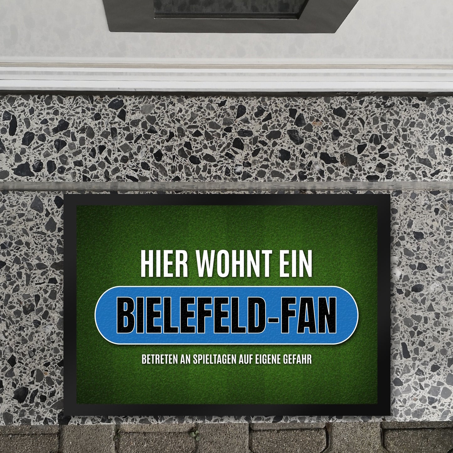 Hier wohnt ein Bielefeld-Fan Fußmatte XL mit Rasen Motiv