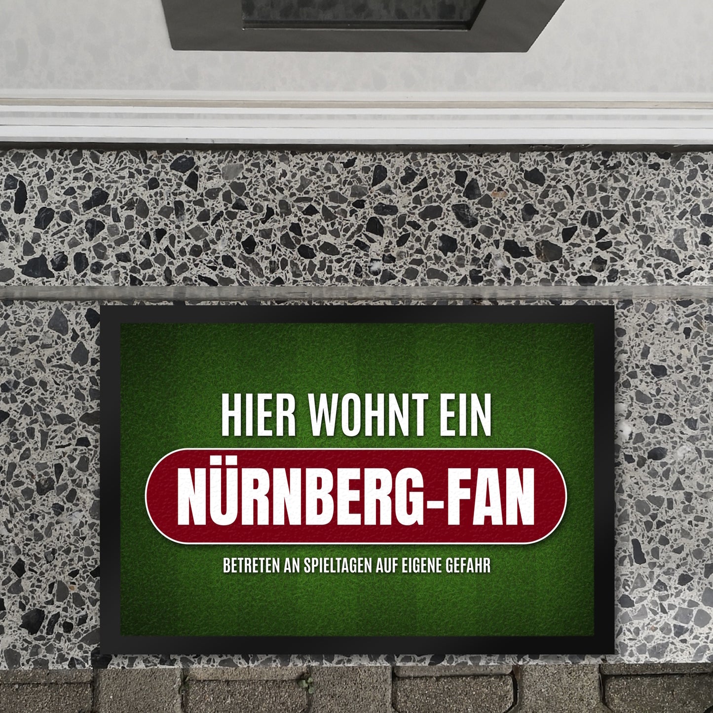 Hier wohnt ein Nürnberg-Fan Fußmatte XL mit Rasen Motiv