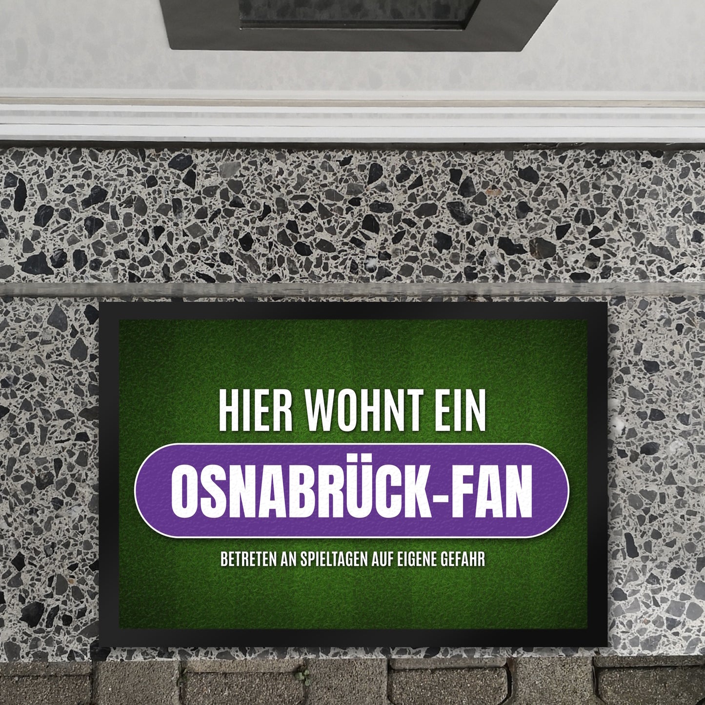 Hier wohnt ein Osnabrück-Fan Fußmatte XL mit Rasen Motiv