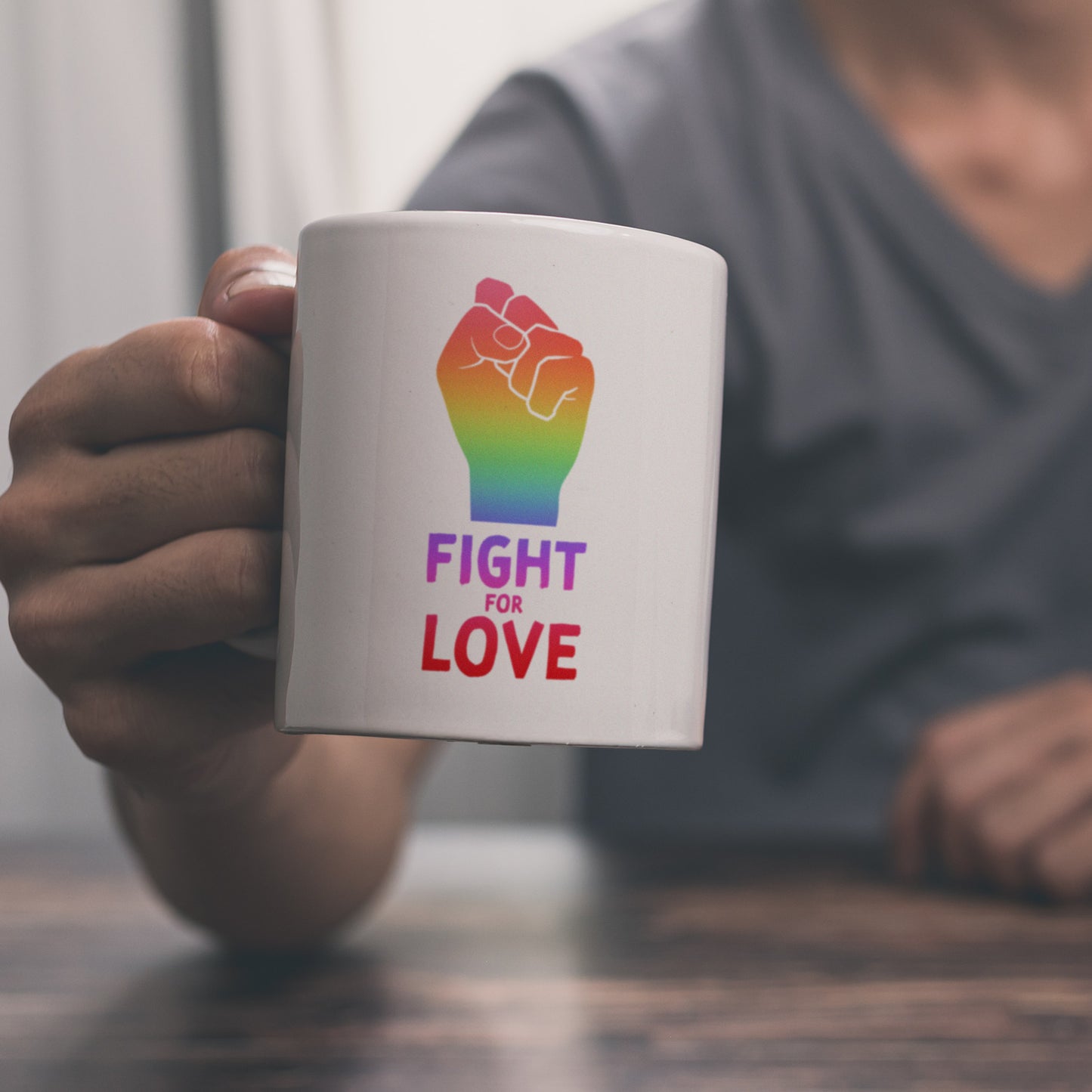 Fight for Love Kaffeebecher mit Faust in Regenbogenfarben