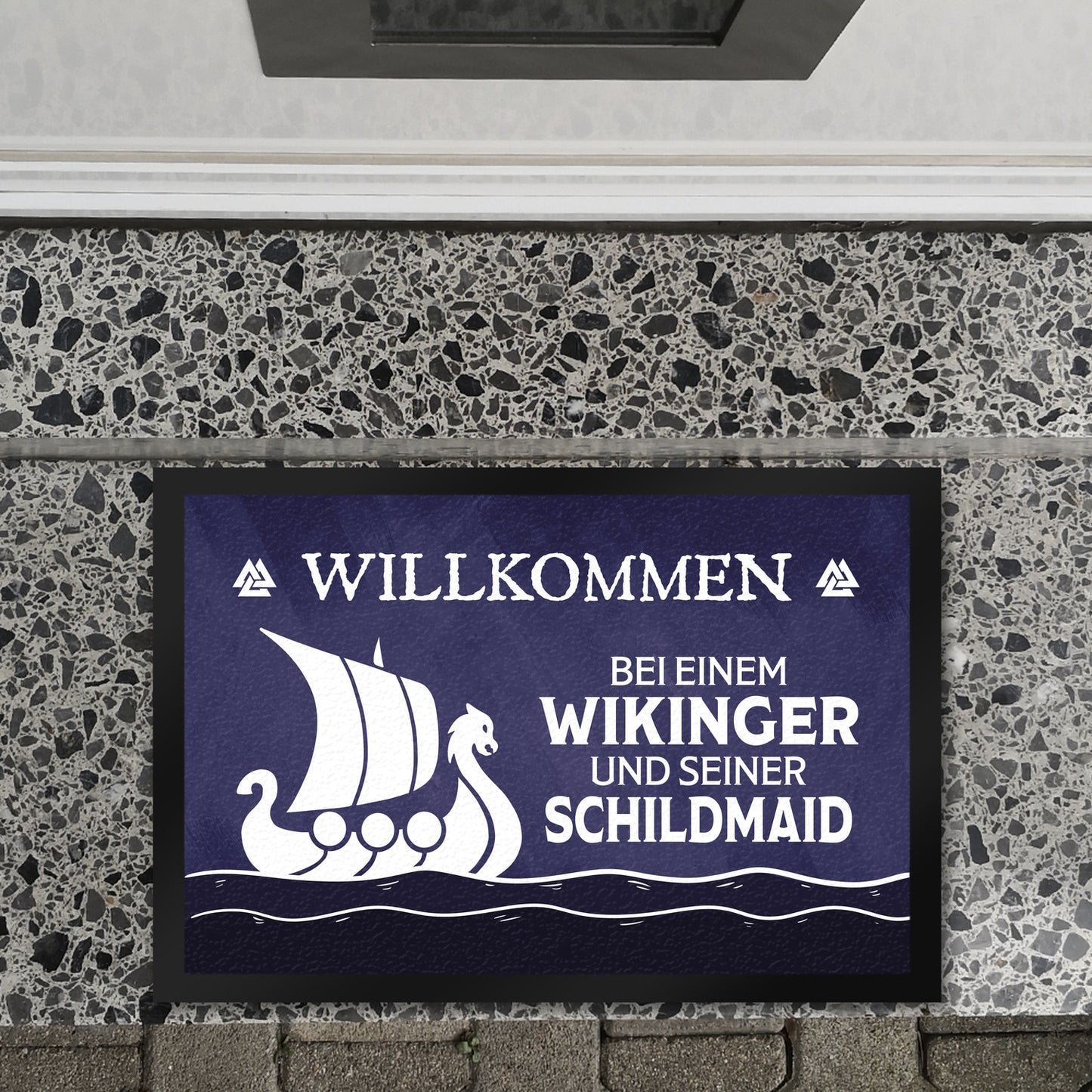 Willkommen bei einem Wikinger und seiner Schildmaid Fußmatte XL in 40x60 cm mit Segelboot Motiv