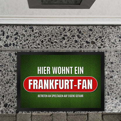 Hier wohnt ein Frankfurt-Fan Fußmatte XL mit Rasen Motiv