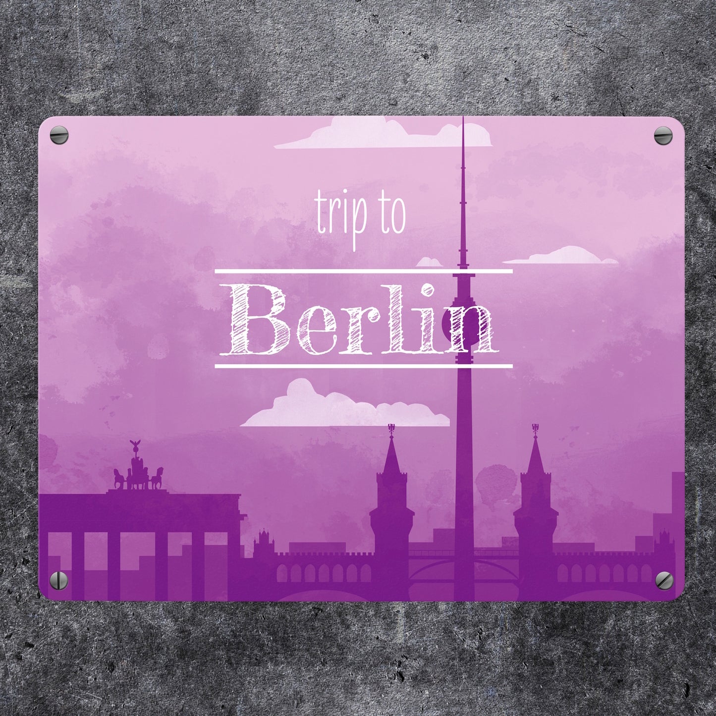 Metallschild in 15x20 cm für Fans von Städtetrips mit der Silhouette von Berlin in lila