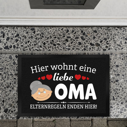 Hier wohnt eine liebe Oma Fußmatte XL in 40x60 cm