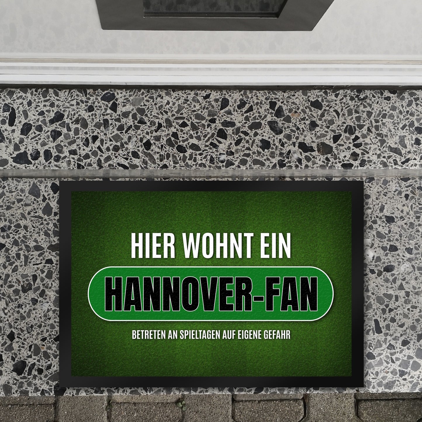 Hier wohnt ein Hannover-Fan Fußmatte XL mit Rasen Motiv