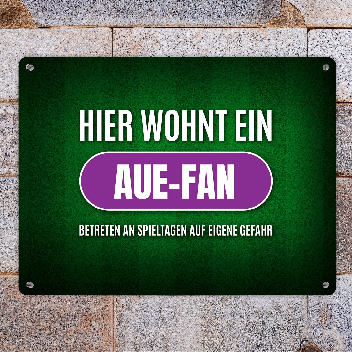 Hier wohnt ein Aue-Fan Metallschild XL mit Rasen Motiv