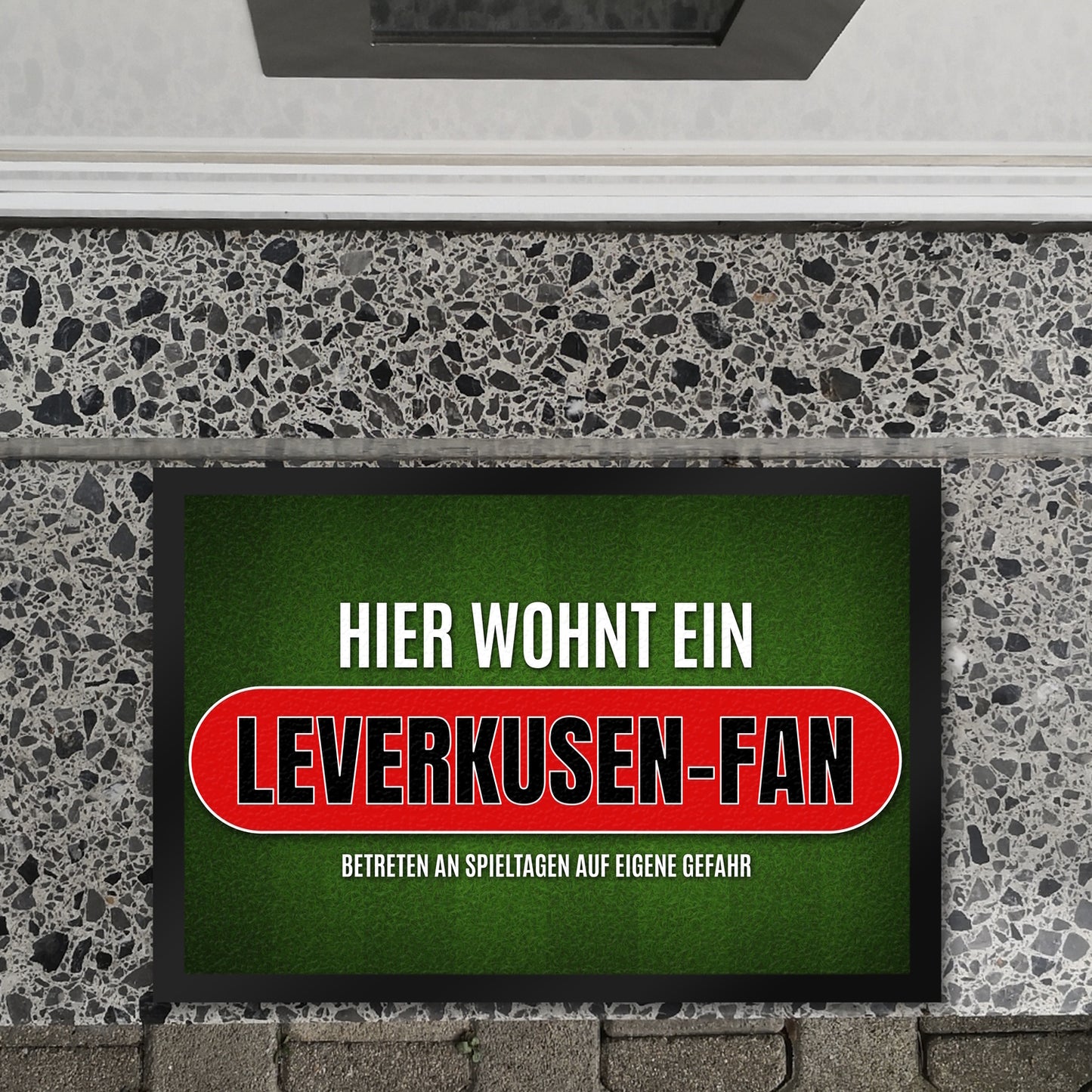 Hier wohnt ein Leverkusen-Fan Fußmatte XL mit Rasen Motiv