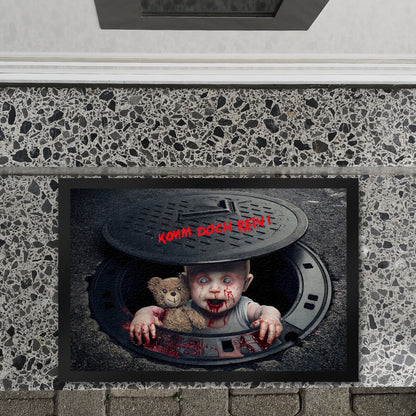 Killer-Baby unter Kanaldeckel Fußmatte XL in 40x60 cm - Komm doch rein