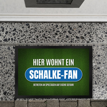 Hier wohnt ein Schalke-Fan Fußmatte XL mit Rasen Motiv