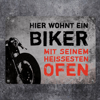 Metallschild mit Motorrad Motiv und Spruch: Hier wohnt ein Biker mit seinem ...