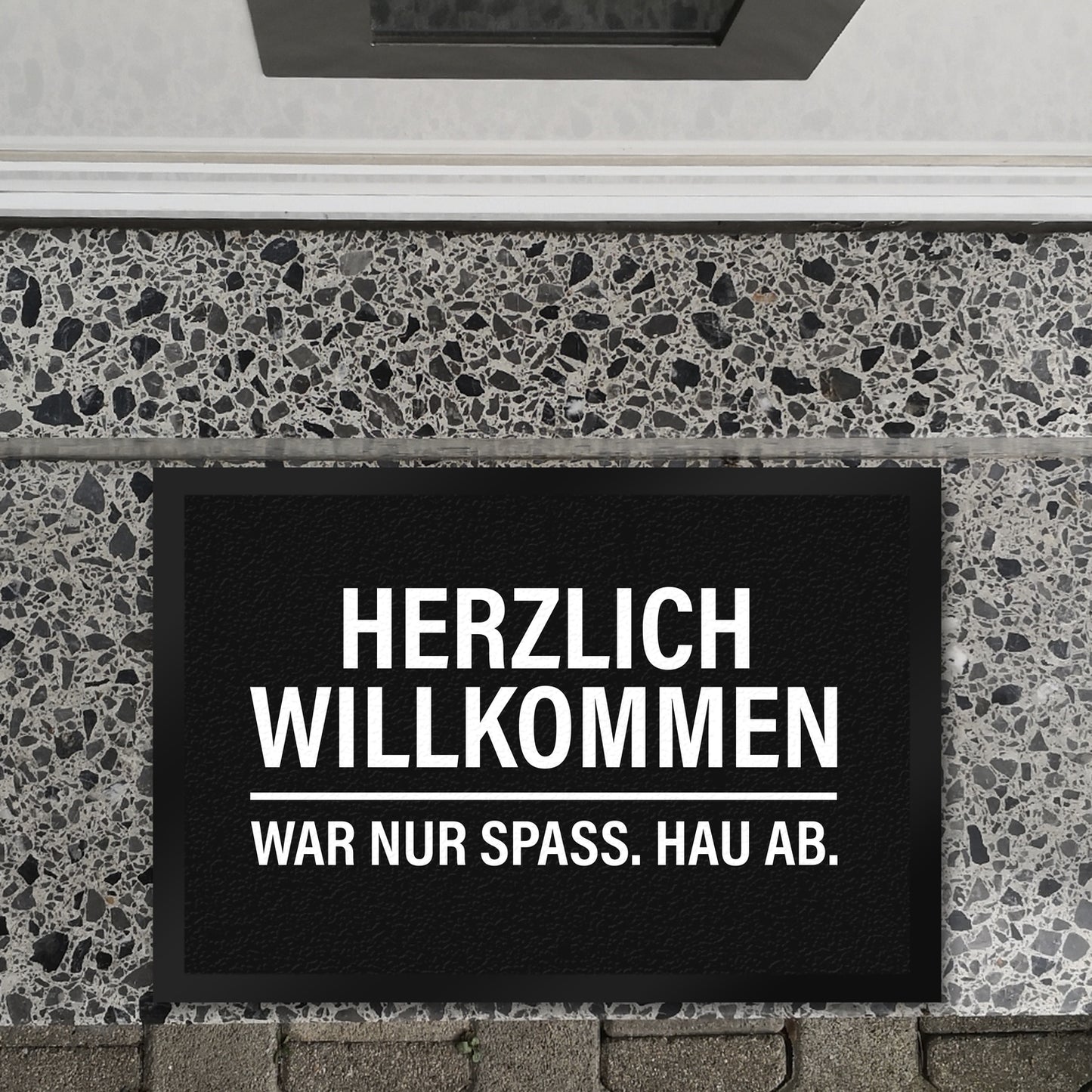 Herzlich Willkommen, war nur Spaß hau ab Fußmatte XL in schwarz-weiß