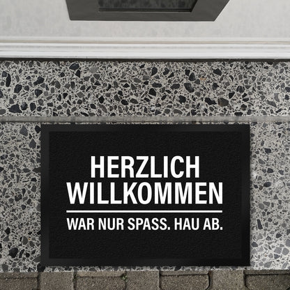 Herzlich Willkommen, war nur Spaß hau ab Fußmatte XL in schwarz-weiß