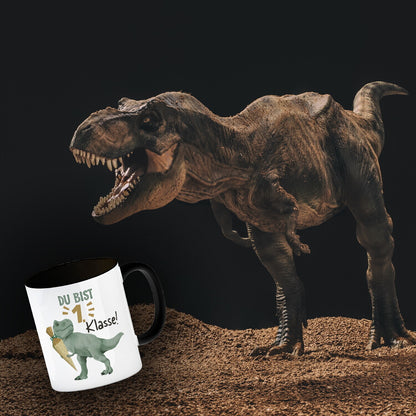 Dino mit Schultüte Kaffeebecher in schwarz mit Spruch Du bist 1. Klasse!