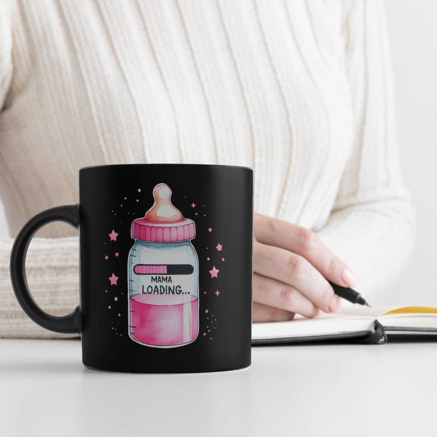 Werdende Mama Babyflasche Tasse in Schwarz mit Spruch Mama Loading