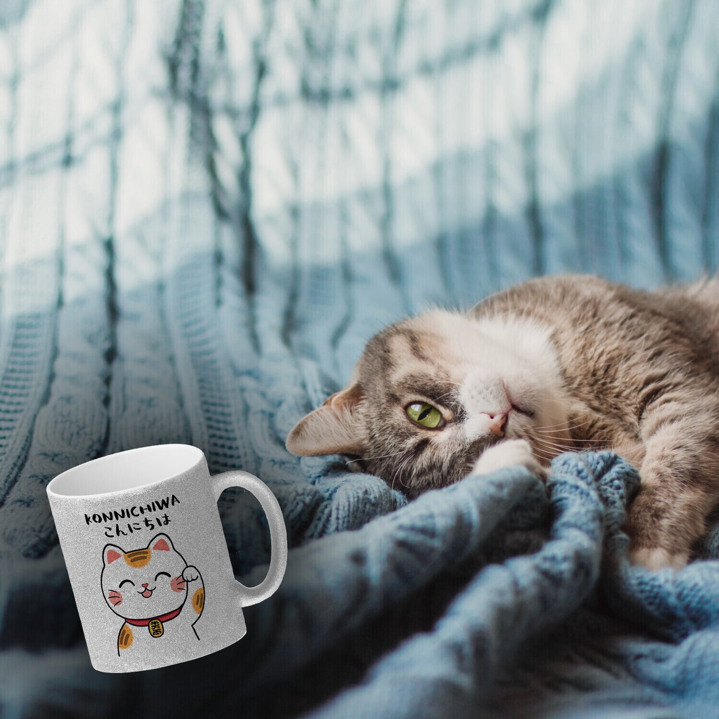 Winkekatze Glitzer-Kaffeebecher mit Spruch Konnichiwa