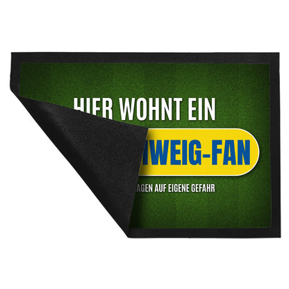 Hier wohnt ein Braunschweig-Fan Fußmatte XL mit Rasen Motiv