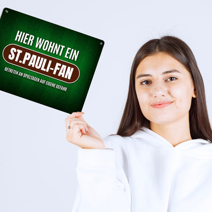 Hier wohnt ein St.Pauli-Fan Metallschild XL mit Rasen Motiv