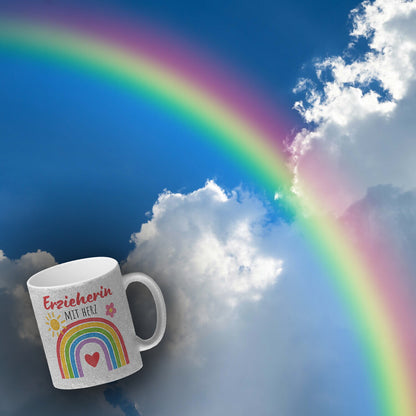 Regenbogen Glitzer-Kaffeebecher mit Spruch Erzieherin mit Herz