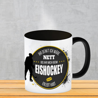 Ihr denkt ich wäre nett, bis ihr mich beim Eishockey erlebt habt Kaffeebecher Henkel und Innenseite Schwarz mit Eishockey Motiv